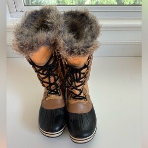 Sorel women’s snow boots. Size 10, warm and waterproof with faux fur lining